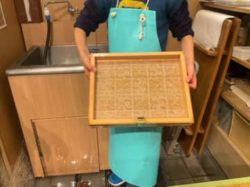 【日本橋】『小津和紙』家族みんなで手漉き和紙を体験！