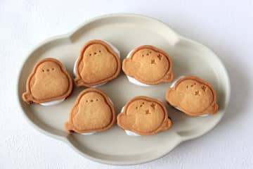 可愛すぎる…♡100均の型でできる！シマエナガのマシュマロチョコサンドクッキーのレシピ