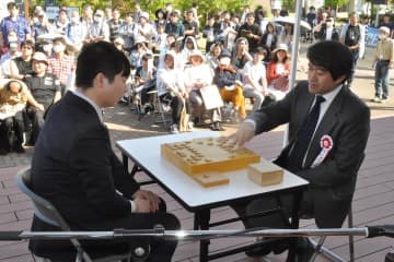 神奈川ゆかりの棋士が公開対局　横浜で将棋まつり、次の一手当てるクイズも