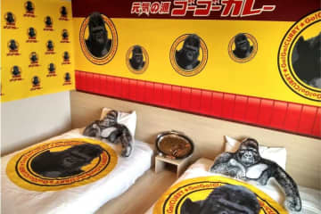 変なホテル、「ゴーゴーカレールーム」を提供　爆食メニュー「メジャーカレーワールドチャンピオンクラス」のサンプルを用意