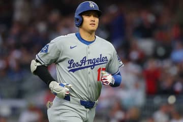 大谷翔平、いつもとは違う場所で見せた“儀式”　本塁打のロハスを祝福　意外なポーズにも注目「温かい雰囲気」
