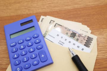 社会人2年目で「基本給20万円」の自分より、今年の新入社員のほうが“手取り”は多い説!?「初任給アップ×税金」のリアルとは