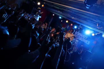 【ライブレポート】BURNOUT SYNDROMES、バンド結成20周年のFCライブ開催。新曲配信リリース＋国内ツアー開催発表も