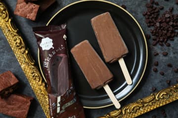 ファミマ「世にもおいしいチョコブラウニーアイスバー」発売！　ブラウニー風の食感とチョコチップのザクザク感