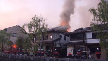 宿泊客約40人が避難…兵庫・豊岡市「城崎温泉」にある旅館「千年の湯権左衛門」で火事　火元の旅館は全焼・4棟に延焼