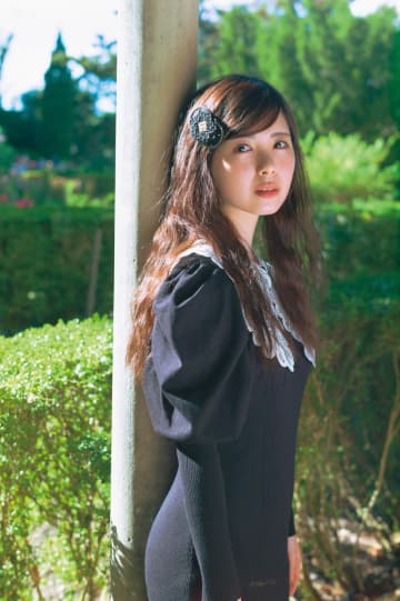 乃木坂46 筒井あやめ　黒のニットドレスを着て修道院を散策「海外の女の子の感じ」1st写真集先行公開