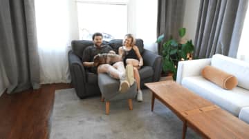 オットマンが犬のスロープに！ 新発想の一体家具「SeatMate Split」