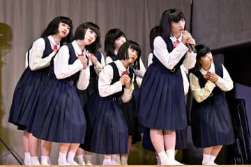 “謎の制服おかっぱ集団”とコラボダンサーに注目　圧巻のキレにネット感嘆「かっこよすぎ」「激アツ」