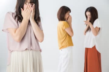 なぜ『くしゃみをすると噂されている』と言うの？大昔、くしゃみで寿命が縮むといわれていた！？