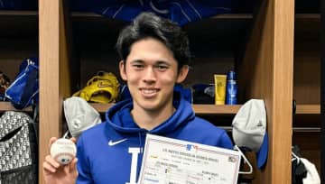 佐々木朗希、待望のメジャー1勝目　ロッカーでの笑顔に「この日をずっと待ってました！」