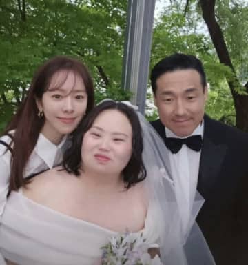 女優ハン・ジミン、“双子のお姉さん”チョン・ウネ作家の結婚を祝福…「愛がいっぱい」