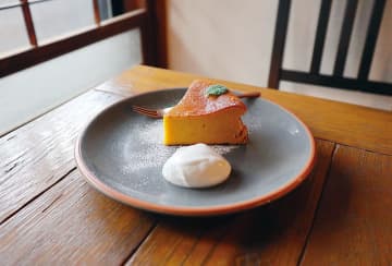 甘すぎず古民家っぽい色合い「かぼちゃのケーキ」　さいたま・岩槻　niwasaki cafe いわさ喜のお薦め　「ようかん」のようなやわらかさ、ブラックコーヒーとよく合う自然な甘み