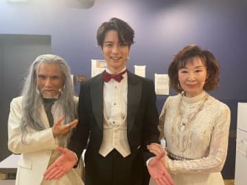 “1日1食で体重45kg”片岡鶴太郎、三田佳子らとの“親子3ショット”を公開