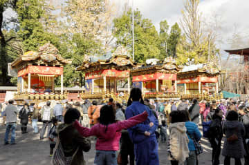 初の試み…秩父祭と川瀬祭の山車、同時にそろう　埼玉で開催の全国植樹祭を記念、13基の屋台と笠鉾を特別公開　両陛下も見学の予定　設置会場まで曳き回し、両日は市街地で交通規制も