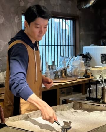 バツイチの『七日の王妃』俳優イ・ドンゴン、自身のカフェで仕事中！“大行列も納得”