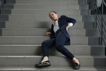 社食に向かう途中、階段で転んで骨折…！治療で「5万円程度」かかったのですが 「昼休み中」でも「労災」は「適用」される？