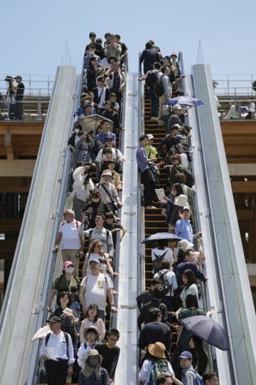 片側空け、万博を機に消滅なるか　エスカレーター、会場で2列定着