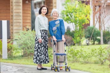 行動の幅が広がる【シルバーカー】とは？ 読者モデルが母にプレゼントした1台はコレ！