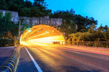 ただの球切れじゃなかった！？高速道路のトンネルで照明が消えている意外な理由とは？