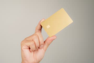 社会人になるタイミングで憧れの「ゴールドカード」を持ちたいです。年会費のもとを取れるような特典ってあるのでしょうか？