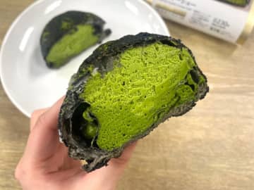 【ローソン新作】抹茶の海におぼれる...。森半コラボのシュークリームがコンビニスイーツの概念を超えてきた。《実食レポ》