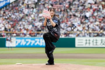 矢吹奈子、初の始球式で驚きのノーバン投球！楽天・藤井聖のアドバイスに感謝