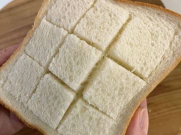 格子状に『切り込み』を入れた食パン　フライパンで焼くと…