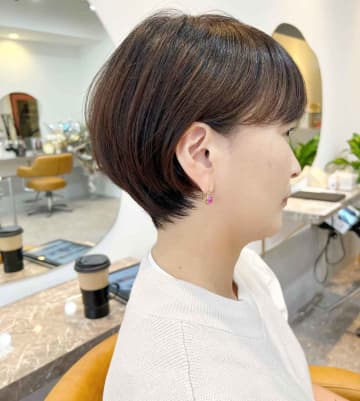 【40・50代】がバッサリ切るなら → セット簡単！「耳かけショートヘア」が大人可愛い！