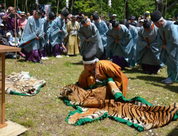 相模国府祭、五穀豊穣願い6神社が参集　虎の皮を使った恒例の「座問答」