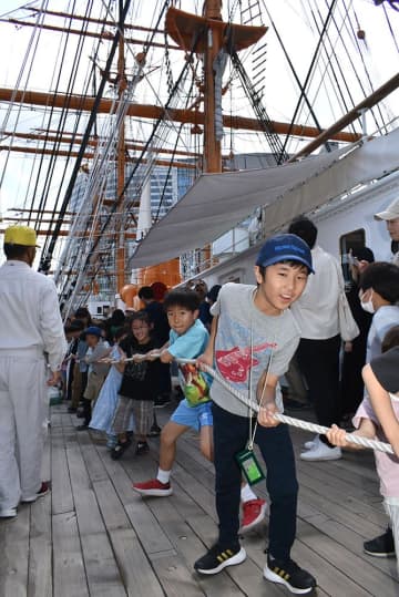 横浜　わっしょい…帆船日本丸で小学生25人が帆を広げる体験イベント　