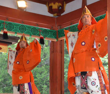鎌倉　鶴岡八幡宮で菖蒲祭、無病息災を祈願　6年ぶりに伝統の舞楽も