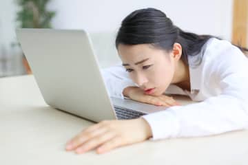 『仕事ができない』と見なされる女性の特徴８選…職場での問題行動まとめ