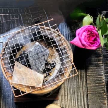 格別！岩塩プレートと卓上水コンロで炭火焼き！素材の旨味を味わう！ホワイトマッシュルームサラダ付き