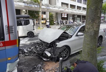 横須賀で9台多重事故、8人けが　衝突しながら数百メートル走行