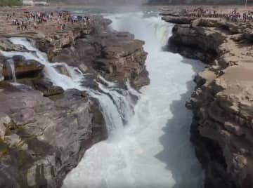 中国・黄河壺口瀑布を流れ落ちる澄んだ水　水量減少が影響