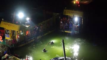 中国で遊覧船4隻転覆 10人死亡　天気急変し水かさが増したか