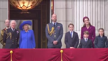 チャールズ国王夫妻、ウィリアム皇太子夫妻が見守る中　イギリス・バッキンガム宮殿　約1300人兵士が戦勝80年パレード