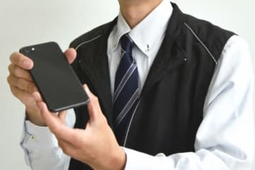 「写真が消えた。壊れてる」携帯ショップで怒鳴り散らす高齢クレーマー客に店長が取った毅然とした対応