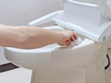「トイレ掃除は時間外にやれ」と強要する上司…「30分かかるのにサービス残業では？」と憤る女性