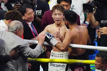 TKO負けカルデナス、井上尚弥と即座の行動　敬意込めた2ショットに日本人感動「いい写真…漢だ」