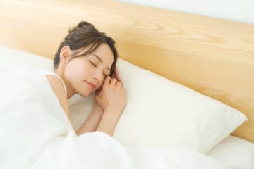寝だめしたのに疲れが取れない…原因は睡眠時間による「時差ボケ」かも。最新の研究でわかった“すっきり目覚める”睡眠法