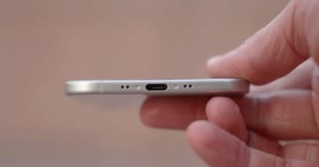期待のiPhone 17 Air、薄すぎる設計で「充電ポートがズレている」？