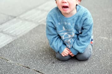 「親いない」がく然　赤信号を渡る幼児を保護　身なりがひどく…とっさの行動に称賛「助かって良かった」