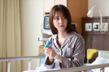 『天久鷹央の推理カルテ』第3話　“鷹央”橋本環奈の姉“真鶴”佐々木希が殺人事件の容疑者に