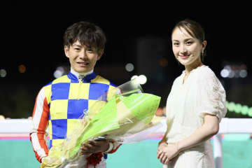 ももクロ百田、白ワンピで笑顔の花束贈呈　新生・船橋競馬場に大歓声