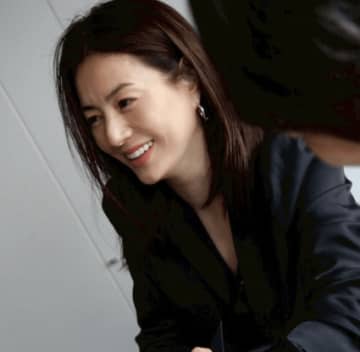 「突然のご報告に…休止発表」井川遥プロデュースブランドが休止発表　"高価格帯ブランド"に幕「強気価格で限界？」