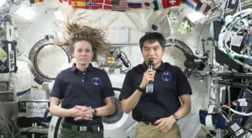 宇宙基地は「予想外の美しさ」　小中学生の質問に大西飛行士