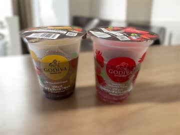 ファミマの「ゴディバフラッペ」が2層仕立てに！Wチョコと苺チョコ、ふたつの新ゴディバフラッペを自宅で試飲してみた