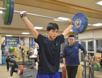 五輪目標、重量挙げ父子　茨城・高萩清松高1年・吉岡さん　中学で開花、全国記録更新