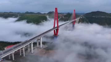 雲海の上に架かる橋　中国貴州省